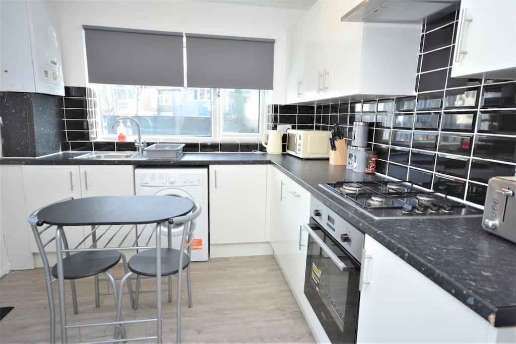 4 Bedroom House In East London Exterior photo