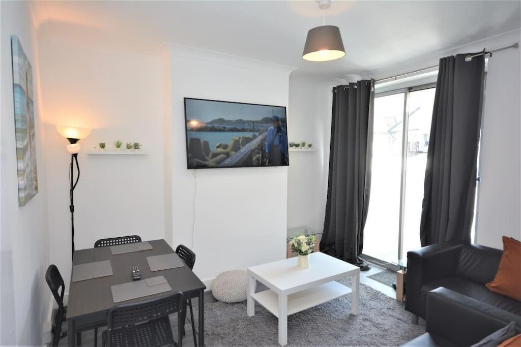 4 Bedroom House In East London Exterior photo
